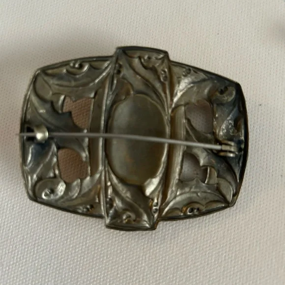 Large jewelry brooch pin. Measures approx.  2“ x 3“. Kinda copper/brass color. - Picture 5 of 7